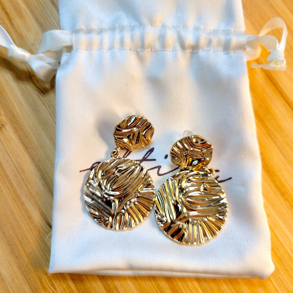 Ettika Textured Drop Earings in Gold